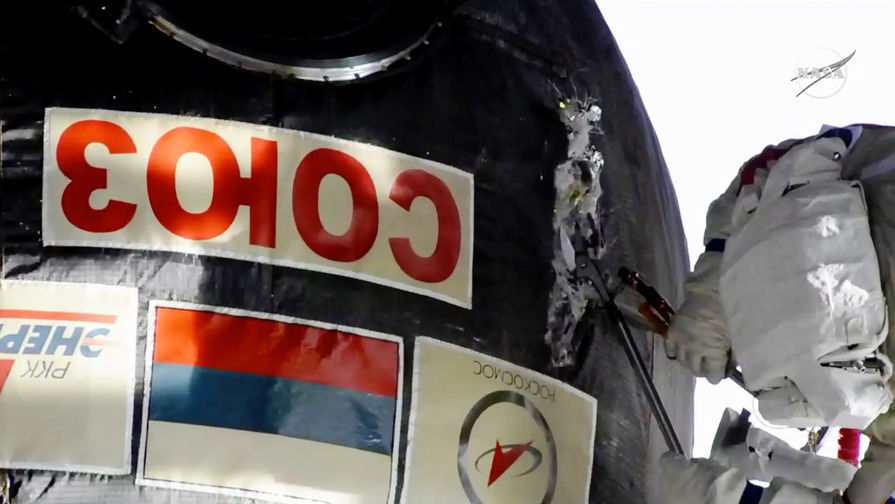 Российский космонавт Олег Кононенко во время работы с обшивкой корабля «Союз МС-09» на МКС, 11 декабря 2018 года. Кадр из видео NASA
