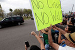 Кортеж президента Дональда Трампа в Мак-Аллене и протестующие против воздвижения стены на границе США и Мексике