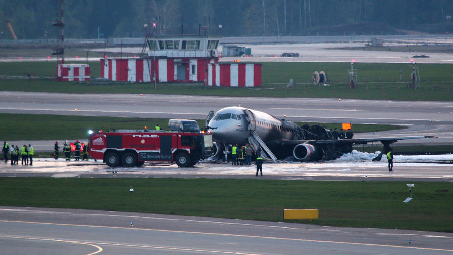 На месте крушения самолета Sukhoi Superjet 100 в аэропорту Шереметьево, 5 мая 2019 года