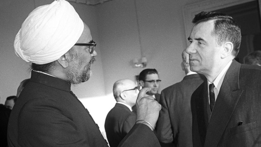 Премьер-министр Индии Сардар Сваран Сингх и Министр иностранных дел СССР Андрей Андреевич Громыко на приеме в посольстве Республики Индии, 1964 год