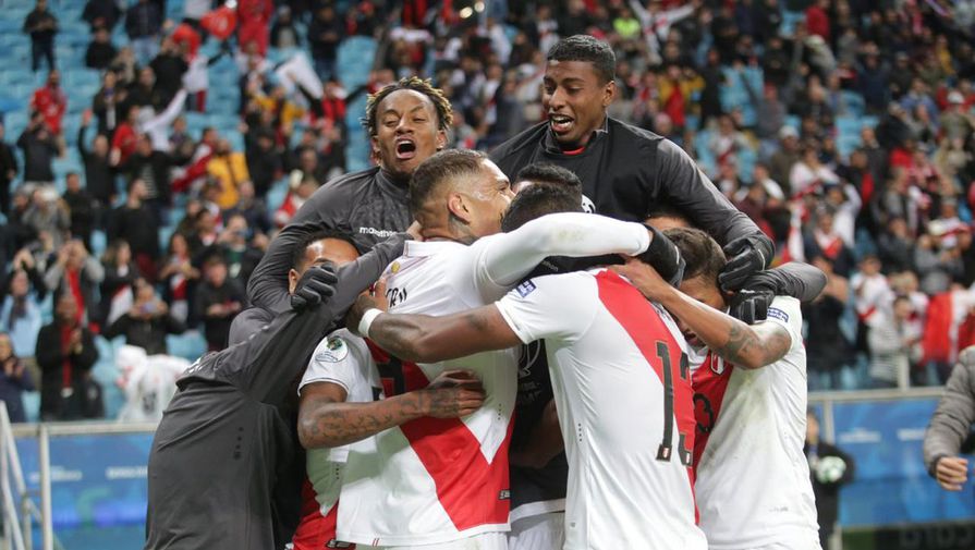 Сборная Перу празднует победу над Чили в полуфинале Кубка Америки — 2019.