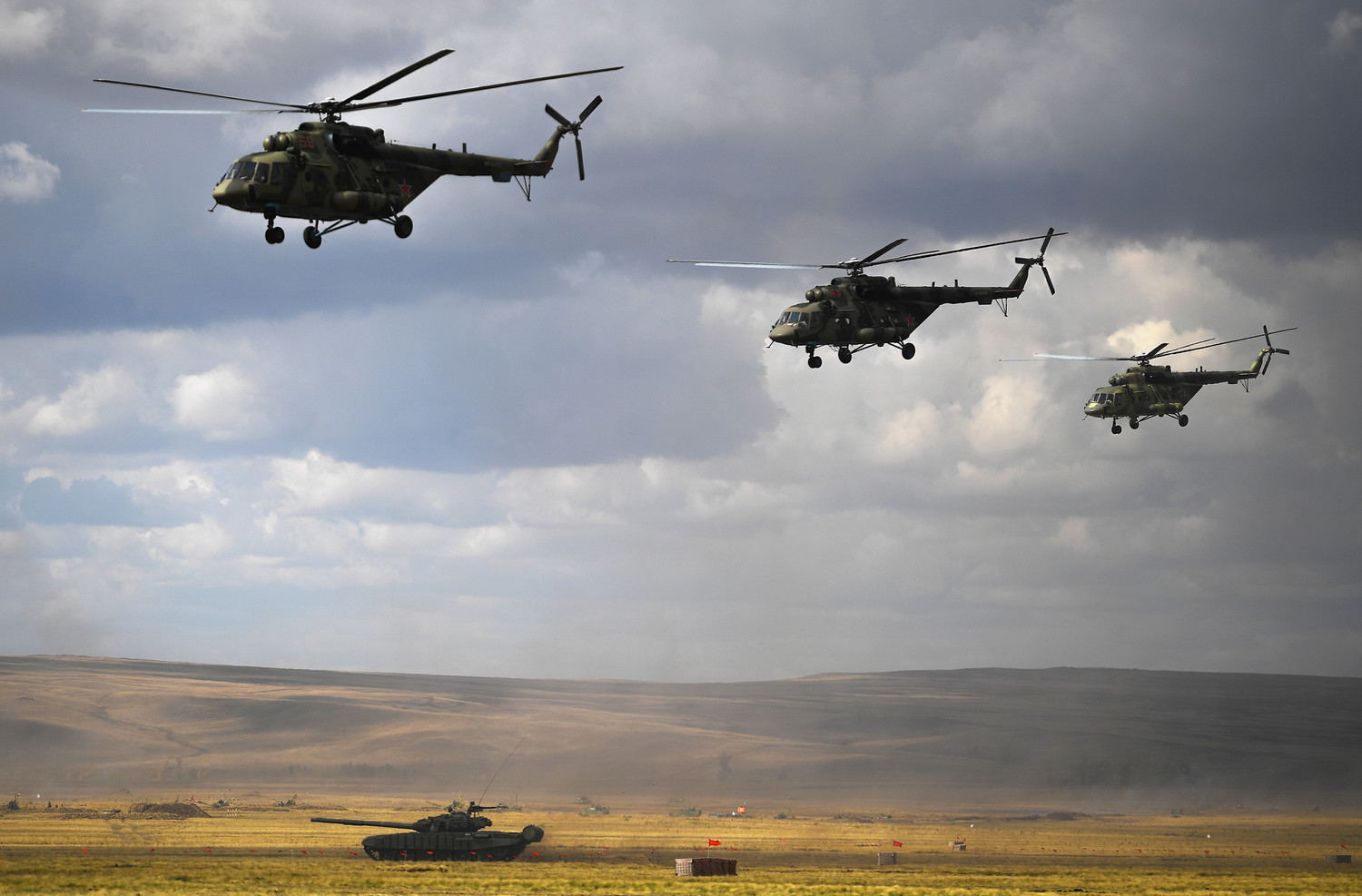 Вертолет перебрасывал отряд. Военные учения. Российские военные вертолеты учения. Полигон боевые вертолеты. Военные вертолеты Киргизии.