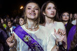 Выпускники московских школ на праздновании выпускного в парке Горького в Москве, 24 июля 2020 года