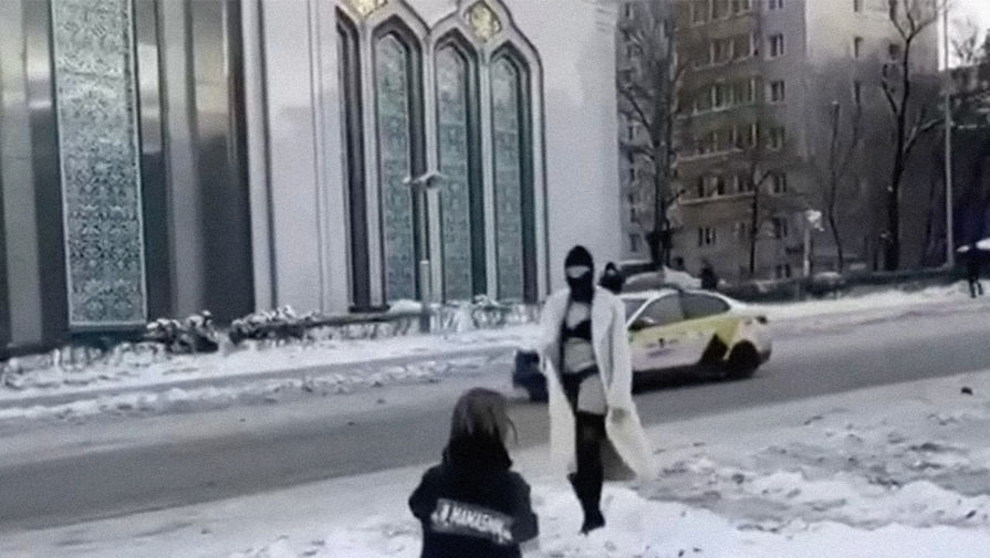 СК завел уголовное дело после публикации видео с полуобнаженной девушкой у мечети в Москве