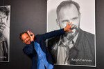 Рэйф Файнс подписывает свой портрет на кинофестивале Gasteig в Мюнхене, 2019 год