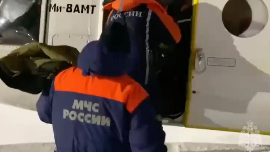 МЧС проводит эвакуацию пассажиров самолета Ан-2, совершившего жесткую посадку в НАО