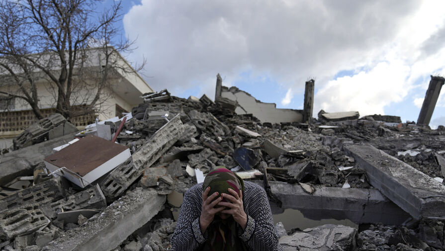 В Турции мужчину спасли из-под завалов почти через 150 часов после землетрясения