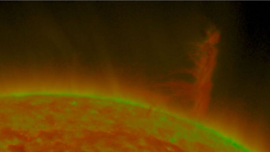 NASA показало фото крупнейшего за последние годы солнечного смерча