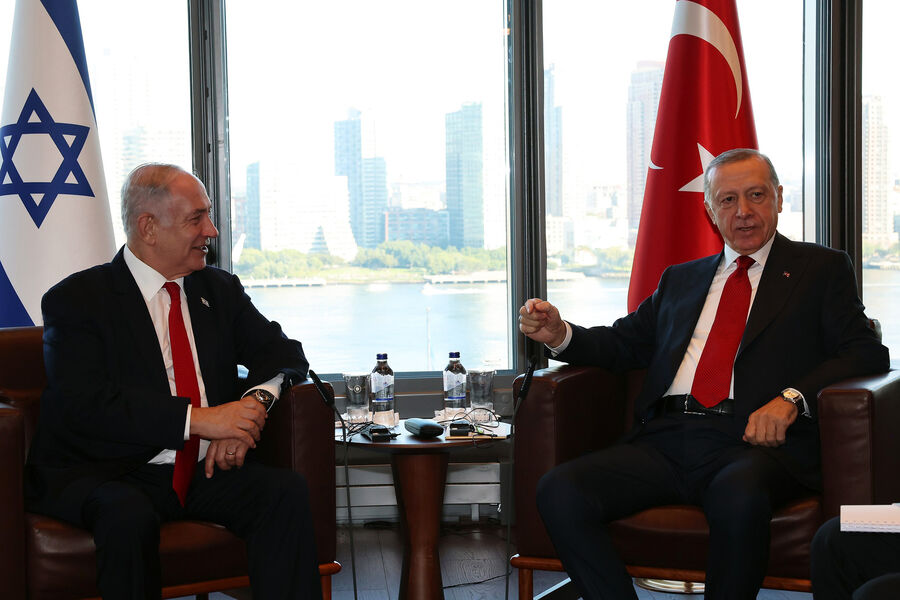 Президент Турции Реджеп Тайип Эрдоган (справа) и премьер-министр Израиля Биньямин Нетаньяху во время совместной встречи в Нью-Йорке, 19 сентября 2023 года