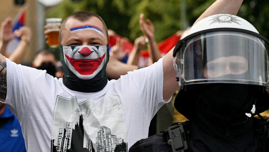 Сербские футбольные фанаты устроили драку с полицией
