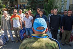 Пленные бойцы вооруженных сил Украины перед процедурой передачи украинской стороне в Донецке.