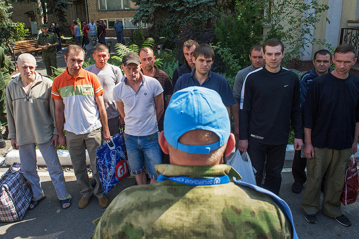 Пленные бойцы вооруженных сил Украины перед&nbsp;процедурой передачи украинской стороне в&nbsp;Донецке.