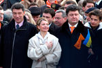 Борис Немцов, Юлия Тимошенко и Петр Порошенко во время исполнения гимна на гражданской инаугурации президента Виктора Ющенко на майдане Незалежности, 2005 год
