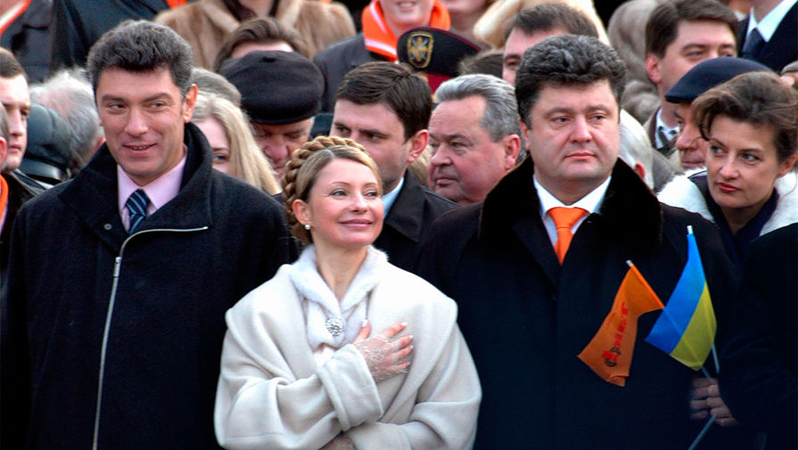 Борис Немцов, Юлия Тимошенко и Петр Порошенко во время исполнения гимна на гражданской инаугурации президента Виктора Ющенко на майдане Незалежности, 2005 год