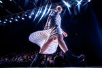 Модель на показе в рамках Недели моды Mercedes-Benz Fashion Week Russia в ЦВЗ «Манеж» в Москве