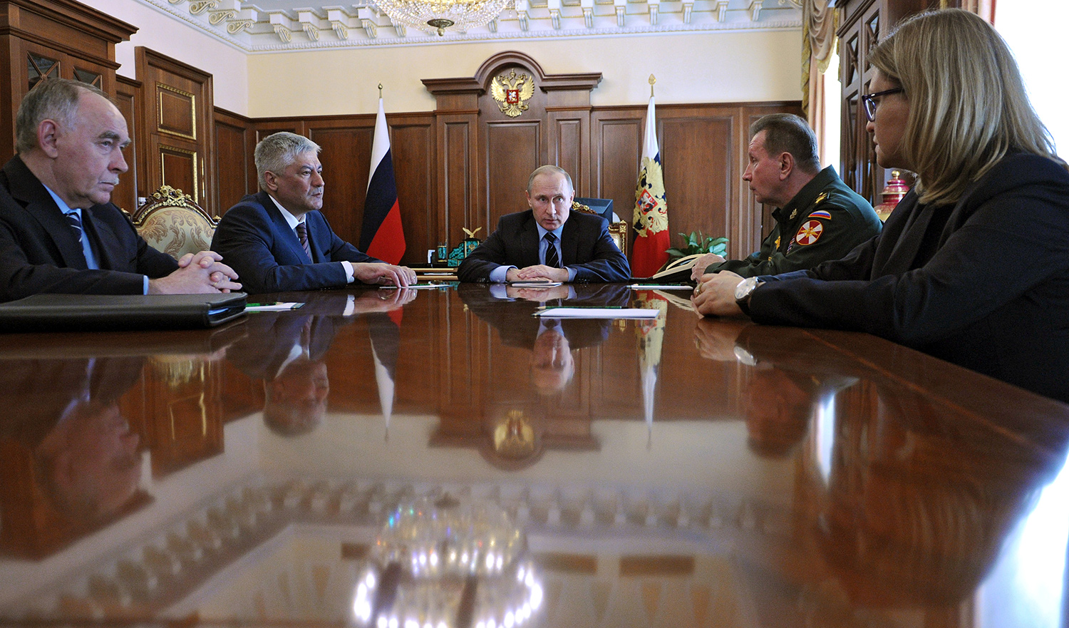 Президент России Владимир Путин (в центре) проводит совещание в Кремле. Слева направо — директор Федеральной службы по контролю за оборотом наркотиков Виктор Иванов и министр внутренних дел Владимир Колокольцев, справа налево - первый заместитель директора Федеральной миграционной службы Екатерина Егорова и главнокомандующий внутренними войсками МВД Виктор Золотов, 5 апреля 2016 года