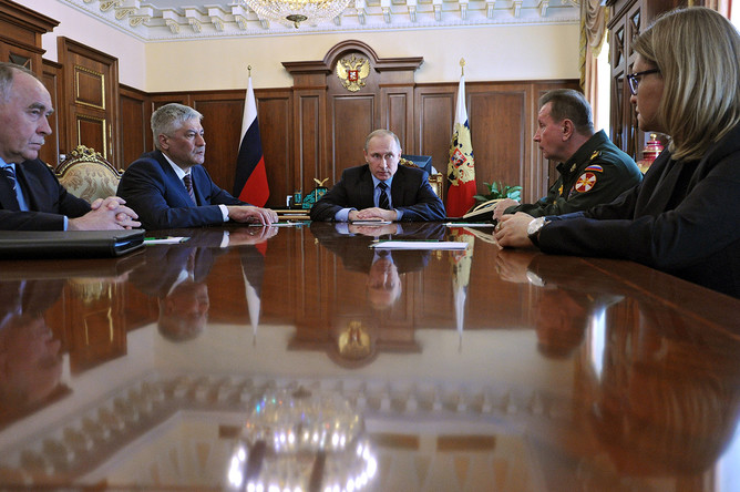 Президент России Владимир Путин (в центре) проводит совещание в Кремле. Слева направо — директор Федеральной службы по контролю за оборотом наркотиков Виктор Иванов и министр внутренних дел Владимир Колокольцев, справа налево - первый заместитель директора Федеральной миграционной службы Екатерина Егорова и главнокомандующий внутренними войсками МВД Виктор Золотов, 5 апреля 2016 года