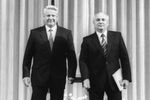Борис Ельцин и Михаил Горбачев на заседании Съезда народных депутатов РСФСР, посвященном вступлению в должность первого президента России