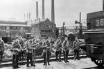 Рабочие Кировского завода направляются на фронт. Ленинград, 1941 год