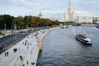 Вид на Москворецкую набережную с «Парящего моста» в Зарядье