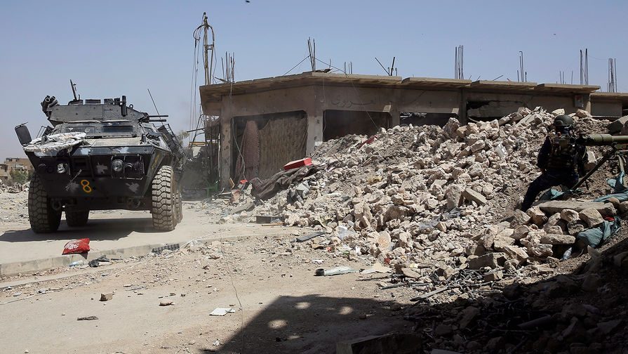 Автомобиль федеральной полиции Ирака рядом с позициями боевиков ИГ (запрещенная в России террористическая организация) в западном Мосуле, июль 2017 год