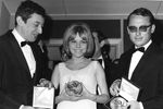 Французская певица Франс Галль с медалью за победу на Евровидении на церемонии награждения в Неаполе, 1965 год. Слева на снимке — певец Серж Генсбур, справа — композитор Ален Горажье