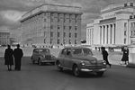 Автомобиль «Победа» (на первом плане) на Красном проспекте в Новосибирске, 1954 год
