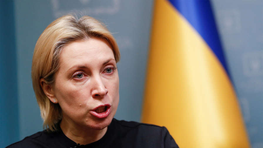 Вице-премьер Украины призвала считать преступлением получение паспортов РФ