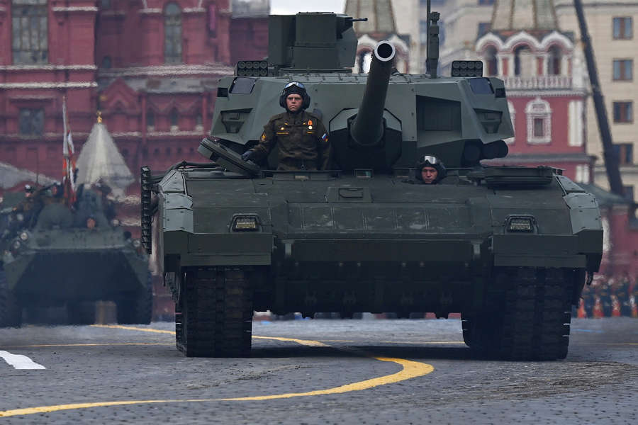 Танки Т-14 «Армата» на военном параде, посвященном 77-й годовщине Победы в Великой Отечественной войне на Красной площади в Москве, 9 мая 2022 года