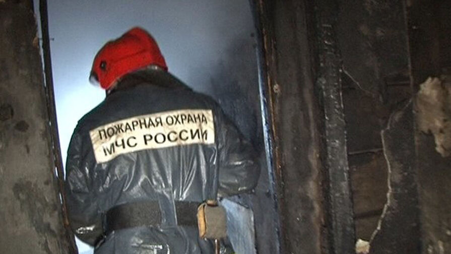 Автосервис с автомобилями внутри сгорел в Москве