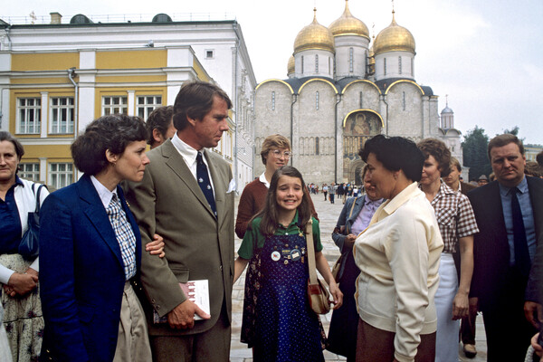 Саманта Смит с&nbsp;родителями на&nbsp;Соборной площади Московского Кремля, июль 1983&nbsp;года