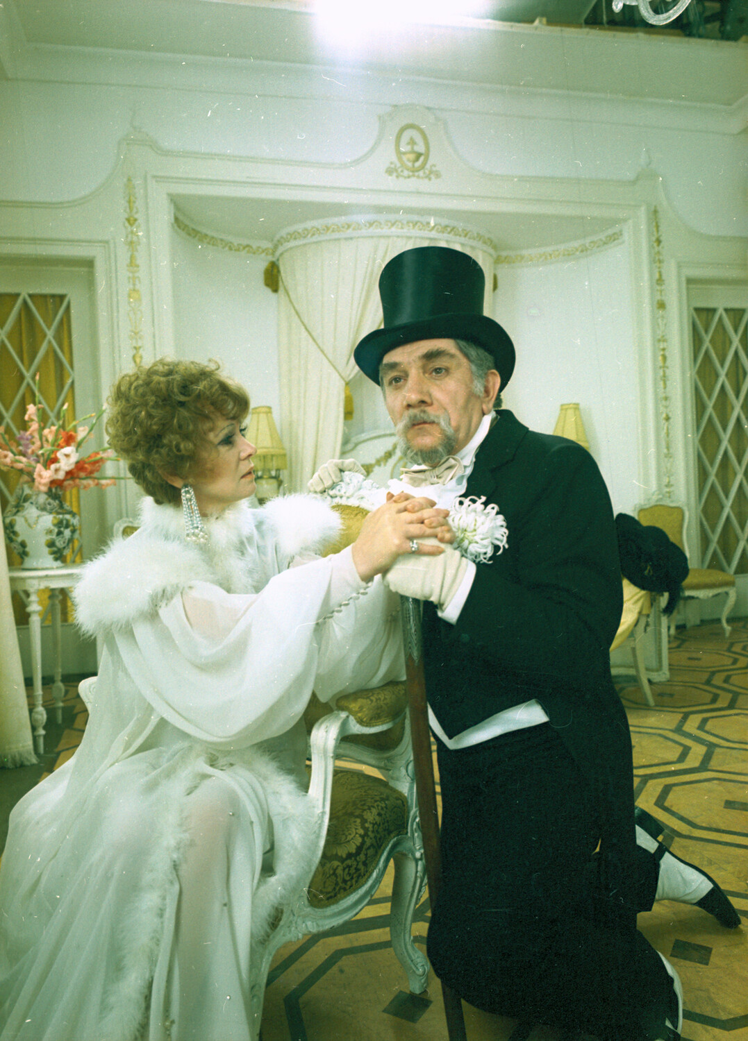 <b>Людмила Гурченко и Армен Джигарханян в фильме «Рецепт ее молодости».</b><br />
<br><br><br />
В проекте Евгения Гинзбурга «Рецепт ее молодости» Гурченко сыграла певицу, Эмилию Марти, которая никогда не стареет. В фильме было много музыкальных и хореографических номеров, которые актриса исполняла сама. Для нее были очень важны костюмы в этой картине, поэтому многие образы она переделывала непосредственно под себя вместе с костюмером. Из-за того, что боа в Советском Союзе не было, их приходилось делать самим, используя перья, которые брали на птицефабрике или прямо из подушек.