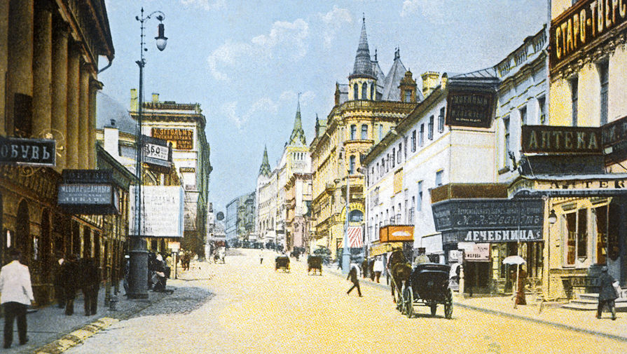 Тверская улица в Москве, 1913 год. Вид от Георгиевского переулка к Скобелевской площади. Показанная на снимке застройка снесена в 1930-х годах