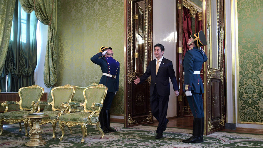 Премьер-министр Японии Синдзо Абэ во время встречи с Владимиром Путиным, 26 мая 2018 года