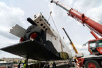 Рабочие во время демонтажа макета космического корабля «Буран» для транспортировки из Парка Горького на ВДНХ в Москве, 2014 год