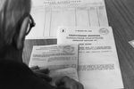 3 декабря 1993 года. Житель Москвы во время заполнения бюллетеня для голосования