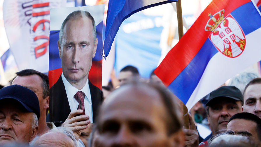 Сторонник Сербской радикальной партии с портретом президента России Владимира Путина во время предвыборного митинга в Нови-Саде, апрель 2016 года