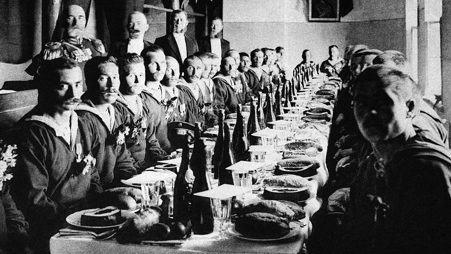 В Спасских казармах Москвы для героев-матросов с крейсера «Варяг» были накрыты столы, 1904 год