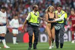 Болельщица выбежала на поле во время финального матча Лиги чемпионов Ливерпуль — Тоттенхэм, 1 июня 2019 года 
