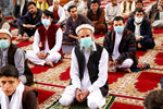 Мусульмане во время молитвы по случаю праздника Ураза-байрам в Кабуле, Афганистан, 24 мая 2020 года