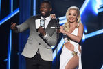 50 Cent и Рита Ора на Billboard Music Awards в Лас-Вегасе, 2015 год