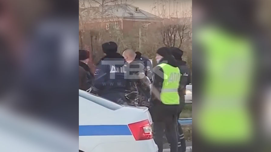 Инспекторы ДПС обмотали мужчину скотчем в Красноярске