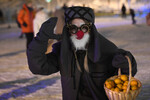 Россия. Девушка в маске с мандаринами на катке на территории одного из старейших парков Казани «Чёрное озеро» в новогоднюю ночь