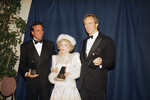 Хулио Иглесиас (слева), Бетт Дэвис и Клинт Иствуд на церемонии вручения премии American Cinema Awards в Беверли-Хиллз, Калифорния, 1989 год