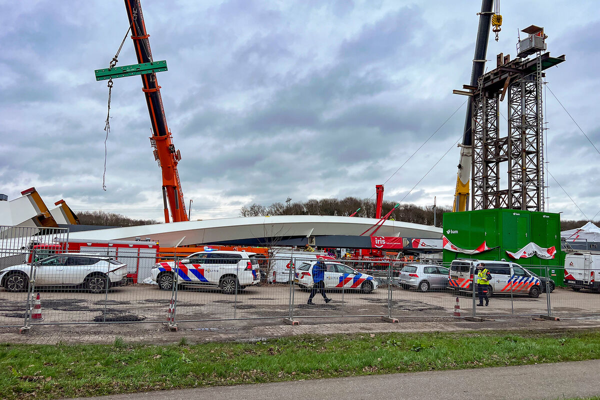 В Нидерландах арка моста рухнула на рабочих, есть пострадавшие - Газета.Ru  | Новости