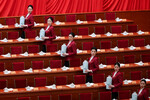 Приготовление к чаепитию во время открытия сессии Всекитайского совета народных представителей в Большом зале Народного собрания в Пекине, Китай, 4 марта 2024 года
