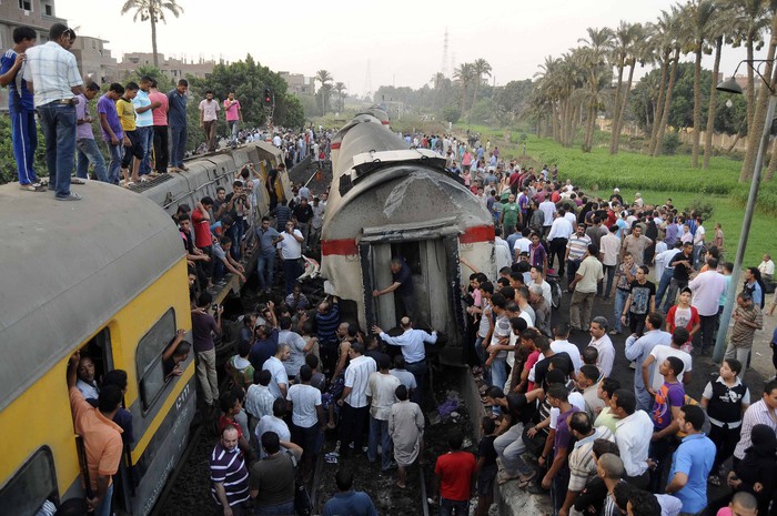 Полиция Египта выясняет обстоятельства крушения скорого поезда, которое произошло во вторник вечером.