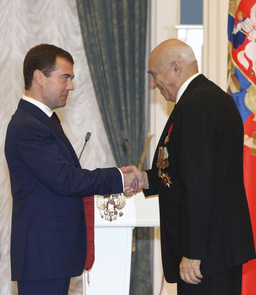 Президент России Дмитрий Медведев и актер Владимир Этуш, награжденный орденом «За заслуги перед Отечеством» II степени, на торжественной церемонии вручения государственных наград в Екатерининском зале Кремля