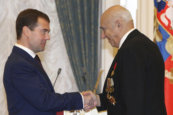 Президент России Дмитрий Медведев и актер Владимир Этуш, награжденный орденом «За заслуги перед Отечеством» II степени, на торжественной церемонии вручения государственных наград в Екатерининском зале Кремля
