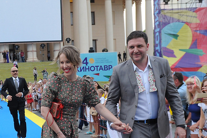 Телеведущая Ксения Собчак и актер Максим Виторган перед началом церемонии открытия XXIV Открытого Российского кинофестиваля «Кинотавр»